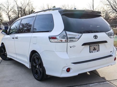 Used 2020 Toyota Sienna SE Premium w/ Nightshade Edition image 19
