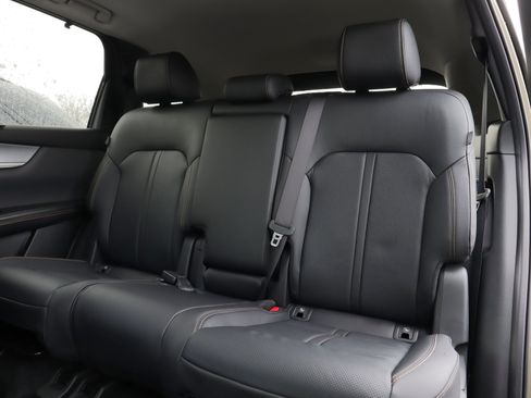 Certified 2025 MAZDA CX-70 3.3 Turbo w/ Preferred Package image 9