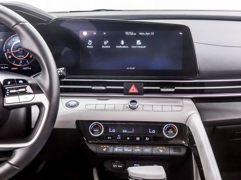 Used 2025 Hyundai Elantra Limited image 19