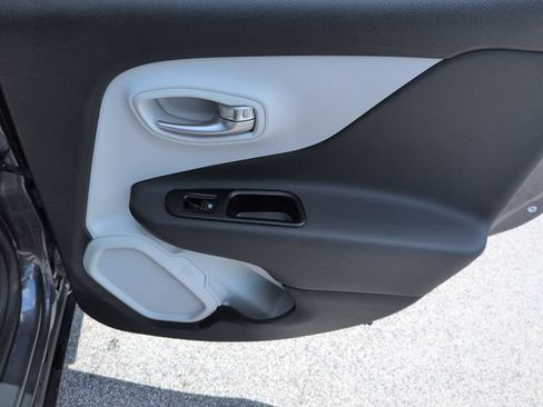 Used 2022 Jeep Renegade Limited AWD/4WD image 31