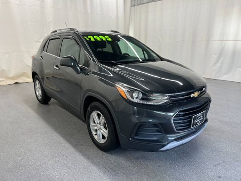 Used 2017 Chevrolet Trax LT w/ LT Convenience Package FWD image 3