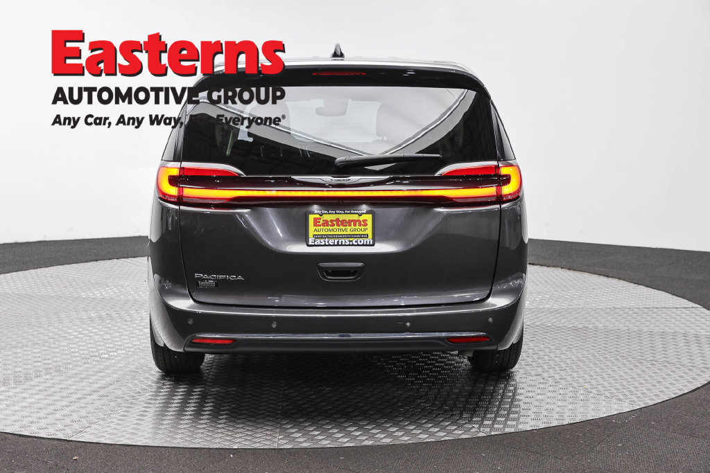 Used 2023 Chrysler Pacifica Touring-L FWD image 7