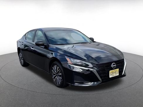 Used 2025 Nissan Altima 2.5 SV image 2