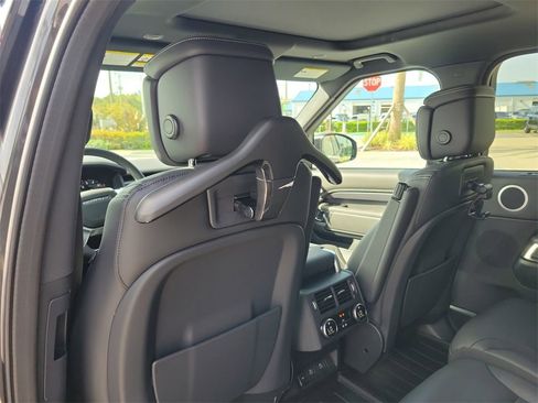 New 2025 Land Rover Discovery Metropolitan Edition image 17