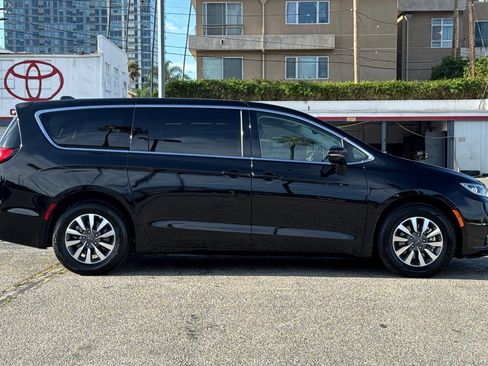 Used 2024 Chrysler Pacifica Limited FWD image 3