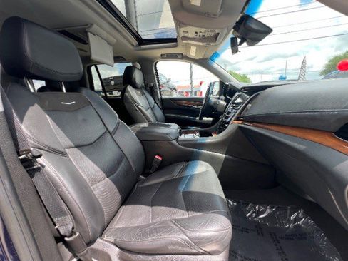 Used 2018 Cadillac Escalade Luxury AWD/4WD image 18