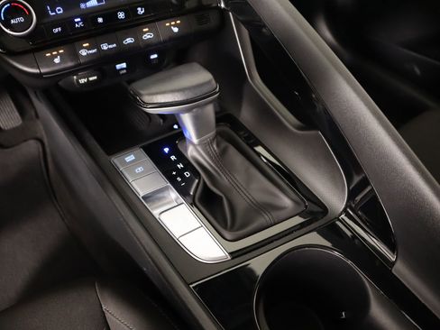 Used 2025 Hyundai Elantra SEL image 9