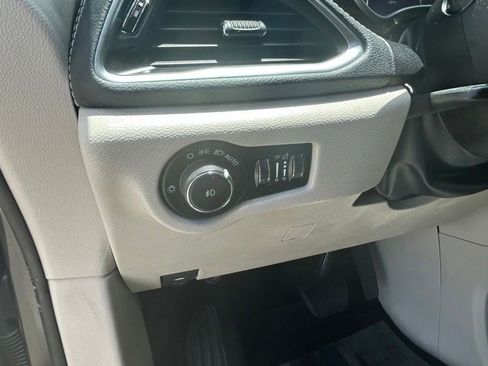 Used 2021 Chrysler Pacifica Limited AWD/4WD image 18