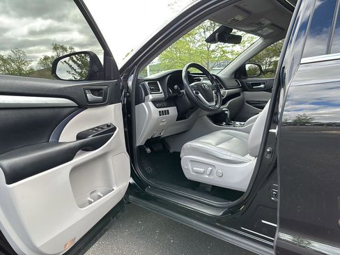 Used 2019 Toyota Highlander XLE AWD/4WD image 2