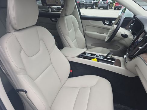 Used 2022 Volvo XC60 B5 Momentum w/ Advanced Package FWD image 10