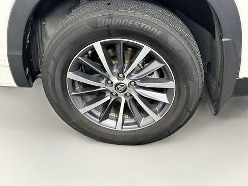 Used 2018 Toyota Highlander XLE AWD/4WD image 11
