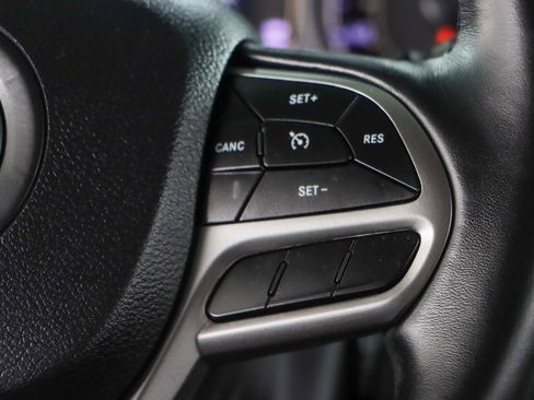 Used 2019 Jeep Cherokee Latitude Plus w/ Comfort/Convenience Group AWD/4WD image 14