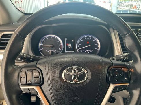 Used 2017 Toyota Highlander Limited FWD image 7