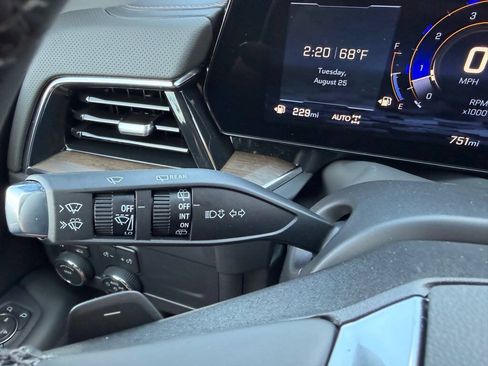 Used 2025 Chevrolet Suburban High Country AWD/4WD image 24