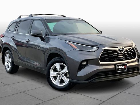 Used 2024 Toyota Highlander LE image 3