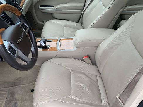 Used 2014 Chrysler 300 C RWD image 9