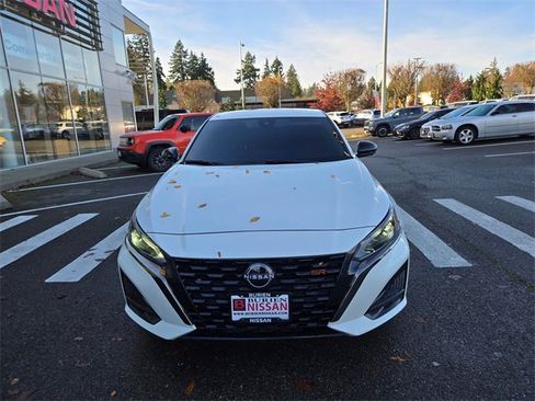 Used 2024 Nissan Altima 2.5 SR w/ SR Premium Package image 3