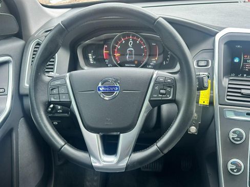 Used 2016 Volvo XC60 T5 Premier w/ Proximity Package FWD image 12