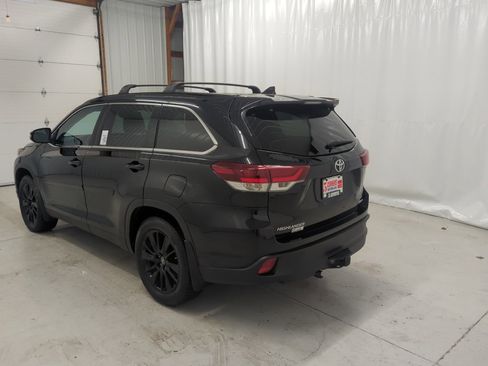 Used 2019 Toyota Highlander AWD V6 image 2
