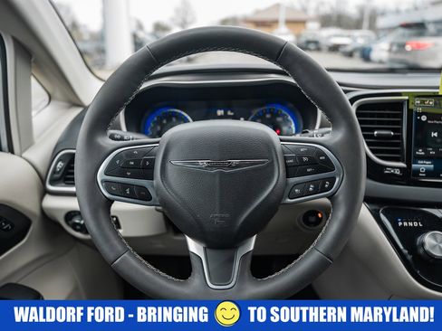 Used 2024 Chrysler Pacifica Touring-L image 29