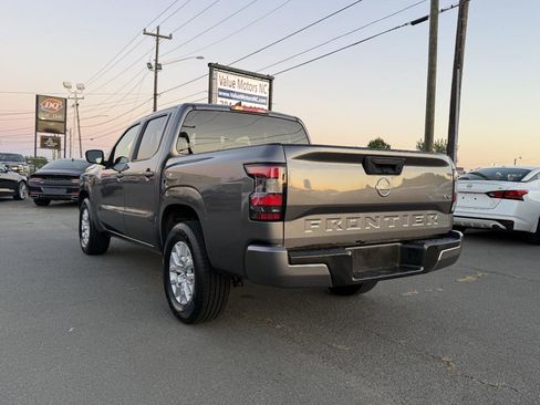 Used 2022 Nissan Frontier SV RWD image 4