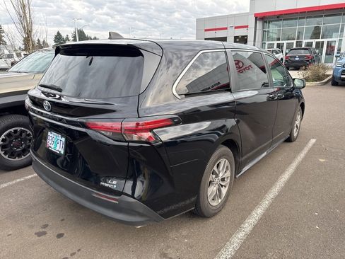 Certified 2022 Toyota Sienna LE image 3
