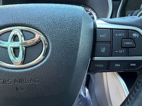 Used 2022 Toyota Highlander XLE AWD/4WD image 20