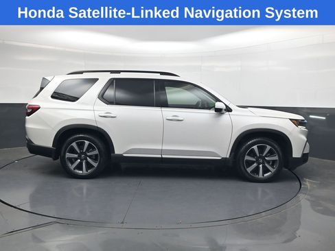 Certified 2025 Honda Pilot Touring image 3