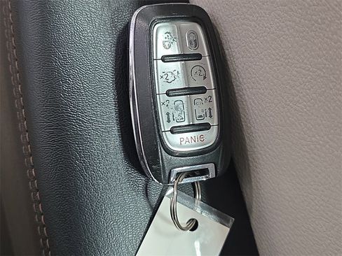 Used 2018 Chrysler Pacifica Touring-L image 34