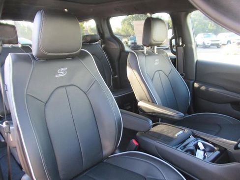 New 2026 Chrysler Pacifica Limited w/ S Appearance Package FWD image 8
