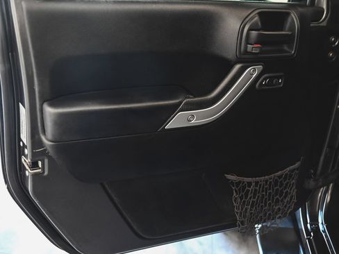 Used 2017 Jeep Wrangler Unlimited Sahara AWD/4WD image 8