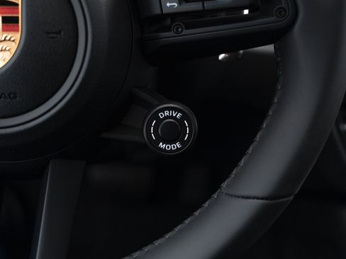 Certified 2025 Porsche Macan image 28