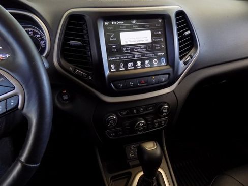 Certified 2018 Jeep Cherokee Limited w/ Technology Group image 14