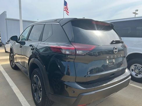 Used 2025 Nissan Rogue SV FWD image 8
