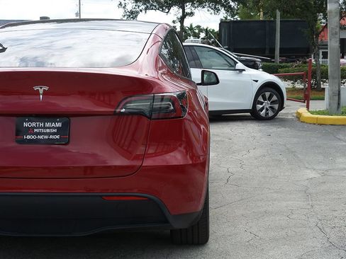 Used 2021 Tesla Model Y Long Range AWD/4WD image 16