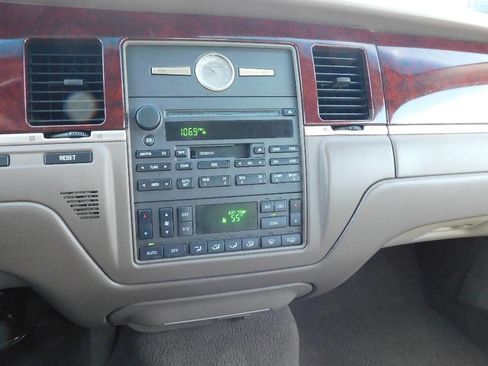 Used 2004 Lincoln Town Car Signature image 22