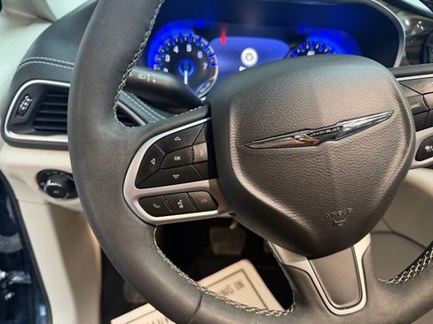 Used 2023 Chrysler Pacifica Limited image 10