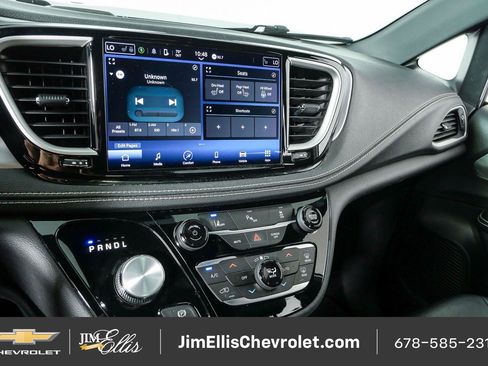 Used 2022 Chrysler Pacifica Touring-L w/ S Appearance Package FWD image 12