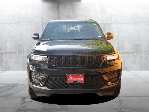 Used 2025 Jeep Grand Cherokee Altitude AWD/4WD image 4