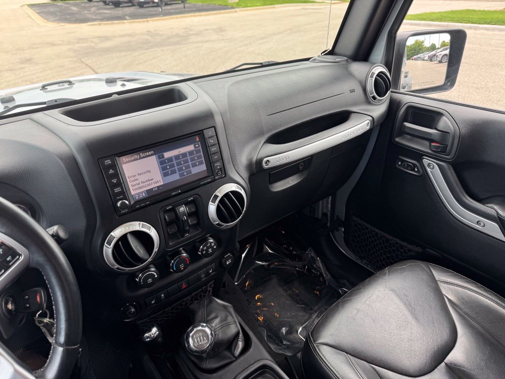 Used 2015 Jeep Wrangler Unlimited Rubicon AWD/4WD image 2