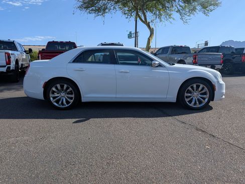 Used 2018 Chrysler 300 Touring w/ Chrome Appearance Package RWD image 4