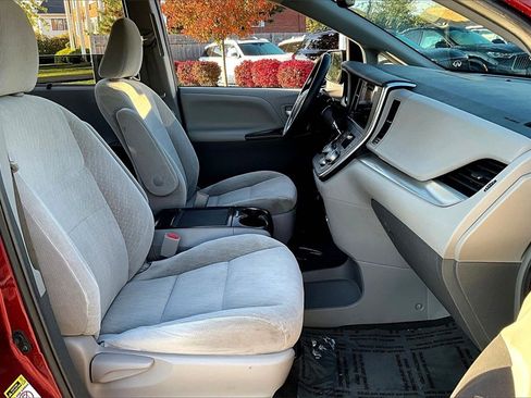 Used 2017 Toyota Sienna LE image 29