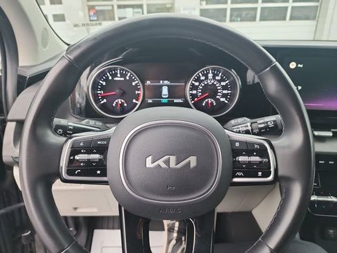 Used 2022 Kia Carnival EX FWD image 20
