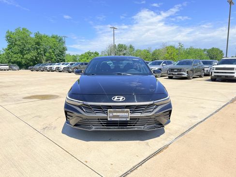 Used 2025 Hyundai Elantra Sport FWD image 2