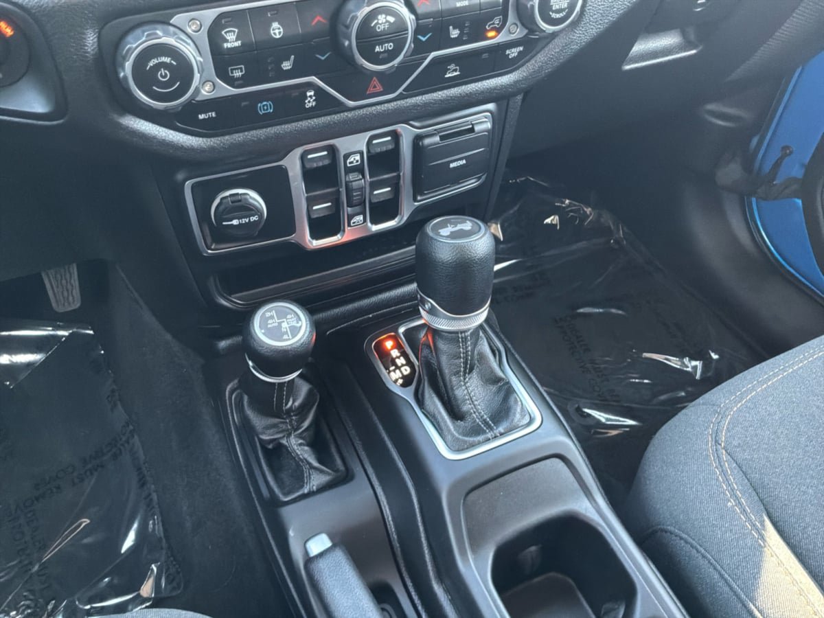 Used 2024 Jeep Wrangler Unlimited w/ Convenience Group AWD/4WD image 16