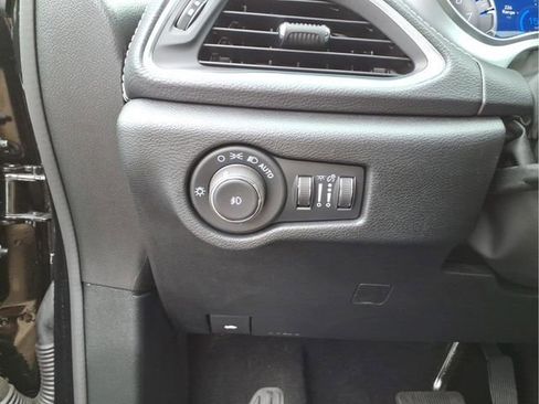 Used 2025 Chrysler Pacifica Limited FWD image 22