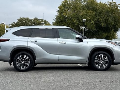 Certified 2025 Toyota Highlander XLE image 2