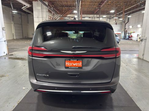 Used 2023 Chrysler Pacifica Touring-L FWD image 26