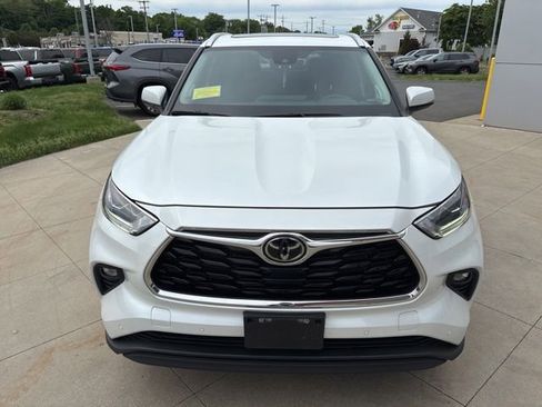 Used 2023 Toyota Highlander Limited AWD/4WD image 2
