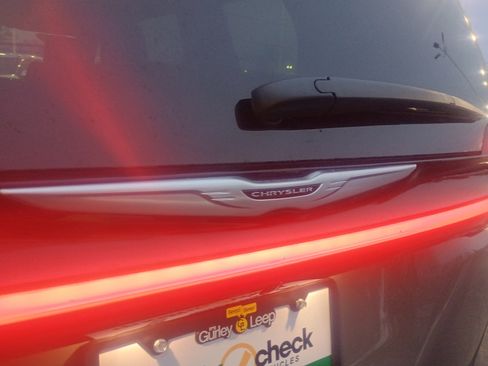 Used 2025 Chrysler Pacifica Select image 8